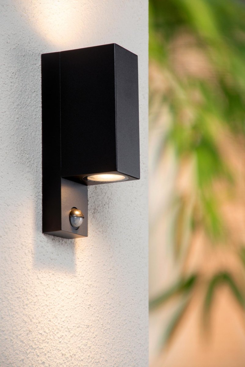 Zaro Ir Svart utendørslampe Fra Lucide - Men Zaro IR tilbyr s&aring; mye mer: den riktige kompakte, moderne vegglampen, laget av høykvalitets aluminium, gir lys både opp og ned som effektivt lyser opp fasaden, oppkjørselen eller oppkjørselen din &ndash; s&aring; at du kan nyte utemiljøet ditt&ouml; &auml;enda mer.