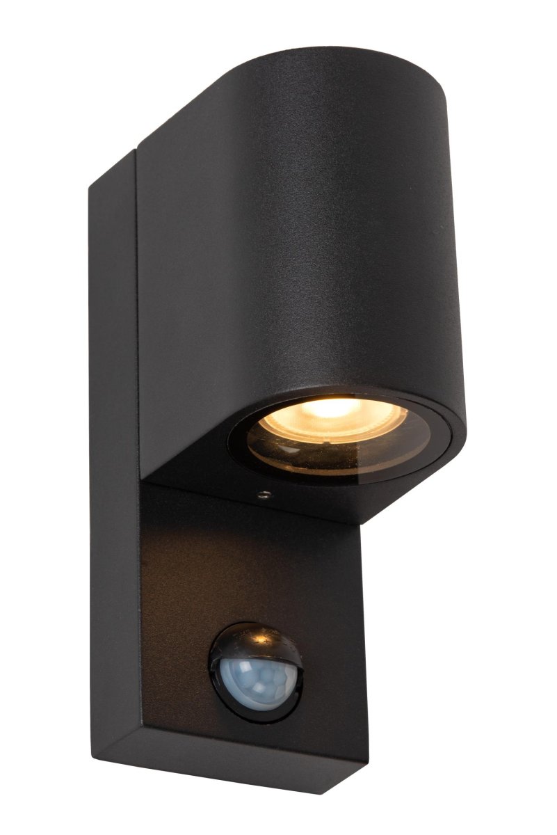 Zaro Ir Svart utendørslampe Fra Lucide - Men Zaro IR tilbyr så mye mer: denne kompakte, moderne vegglampen, laget av høykvalitets aluminium, gir nedoverrettet lys som effektivt lyser opp fasaden, oppkjørselen eller oppkjørselen din – så at du kan nyte utemiljøet dittö äenda mer.