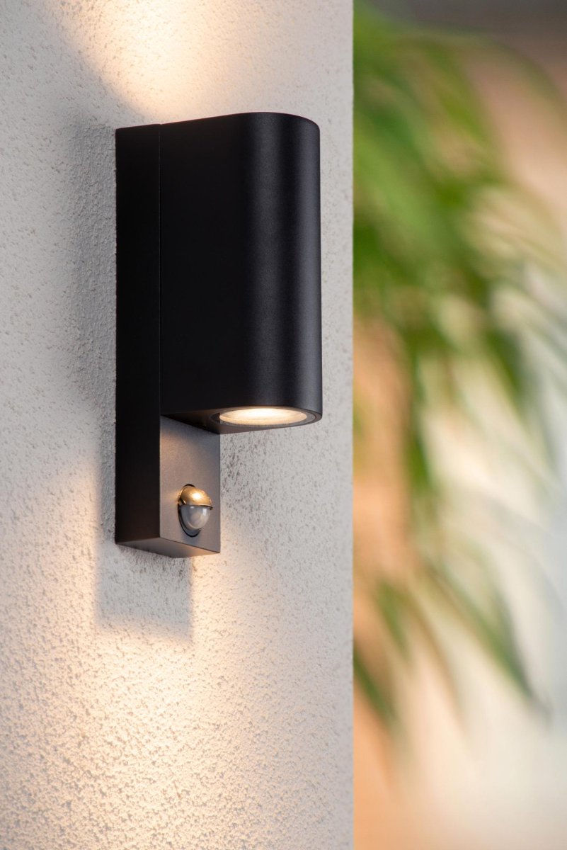 Zaro Ir Svart utendørslampe Fra Lucide - Men Zaro IR tilbyr så mye mer: denne kompakte, moderne vegglampen, laget av høykvalitets aluminium, gir lys både opp og ned som effektivt lyser opp fasaden, oppkjørselen eller oppkjørselen din – så at du kan nyte utemiljøet dittö äenda mer.