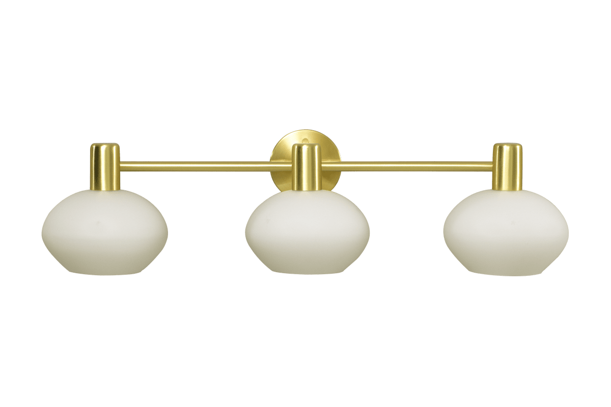 Elba 63cm Matt messing baderomslampe Fra Aneta Lighting - Denne vegglampen er laget av metall i matt messing og har et elegant design med tre vakkert formede, opalhvite glasskupler som skaper et mykt og behagelig lys.
