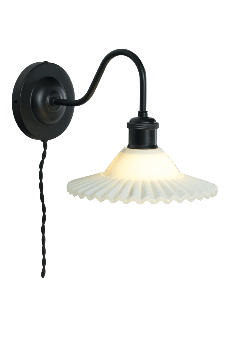 Silvia 30cm Svart og hvitt vegglampe Fra Aneta Lighting - Silvia-vegglampen i romantisk vintage-stil er en fin interiørdetalj som fungerer like bra i klassiske, landlige og moderne hjem.