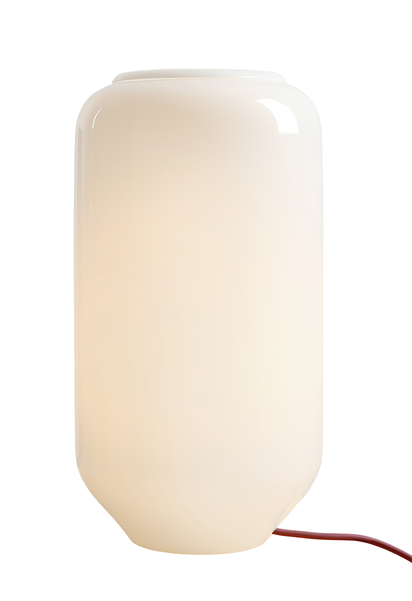 Flask 36cm Hvit/rød bordlampe Fra Artera - Den høye, avrundede opalglasskjermen sprer et mykt og behagelig lys som skaper en varm og innbydende atmosfære.