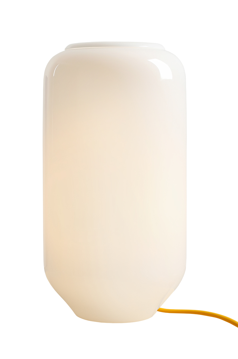 Flask 36cm Hvit/gul bordlampe Fra Artera - Den høye, avrundede opalglasskjermen sprer et mykt og behagelig lys som skaper en varm og innbydende atmosfære.