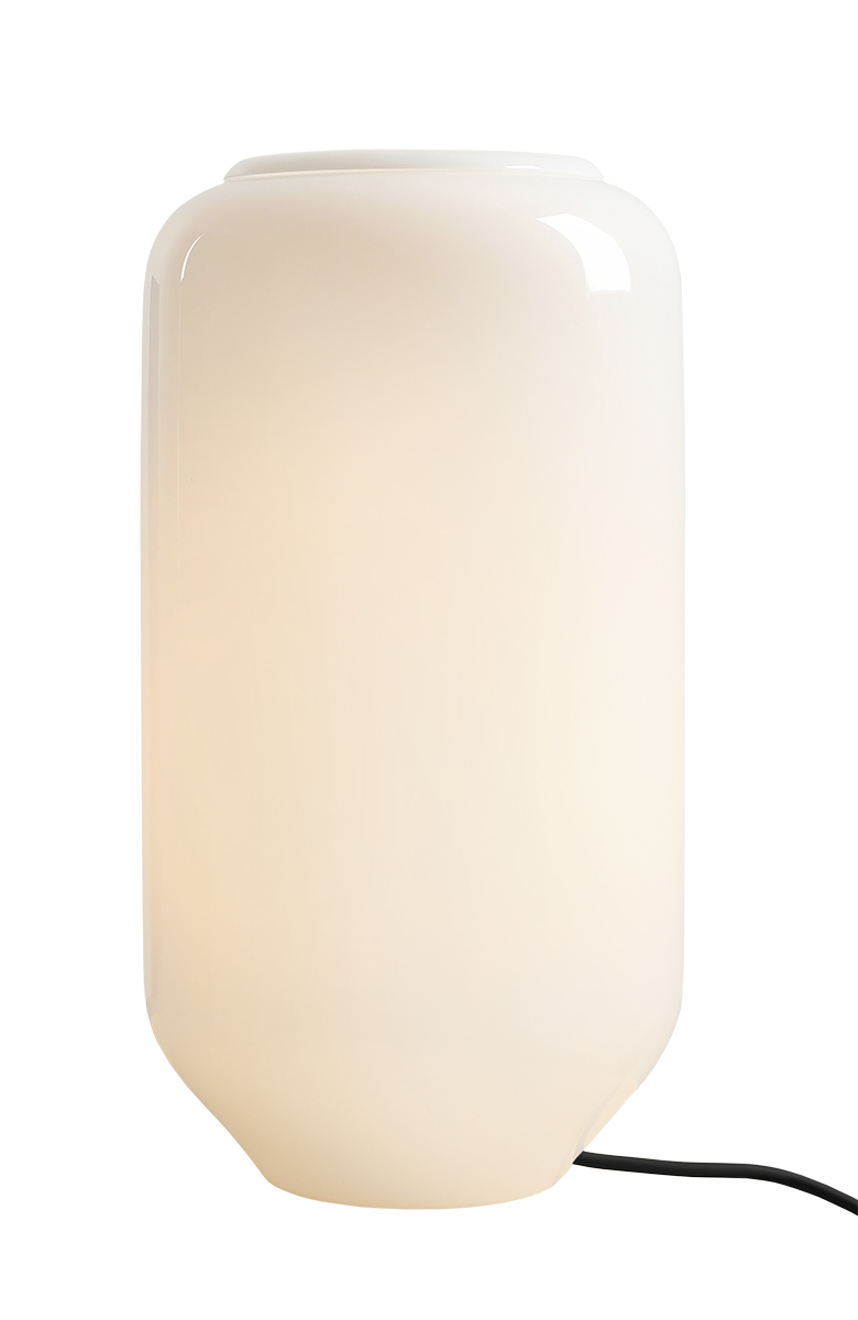 Flask 36cm Hvit/svart bordlampe Fra Artera - Den høye, avrundede opalglasskjermen sprer et mykt og behagelig lys som skaper en varm og innbydende atmosfære.