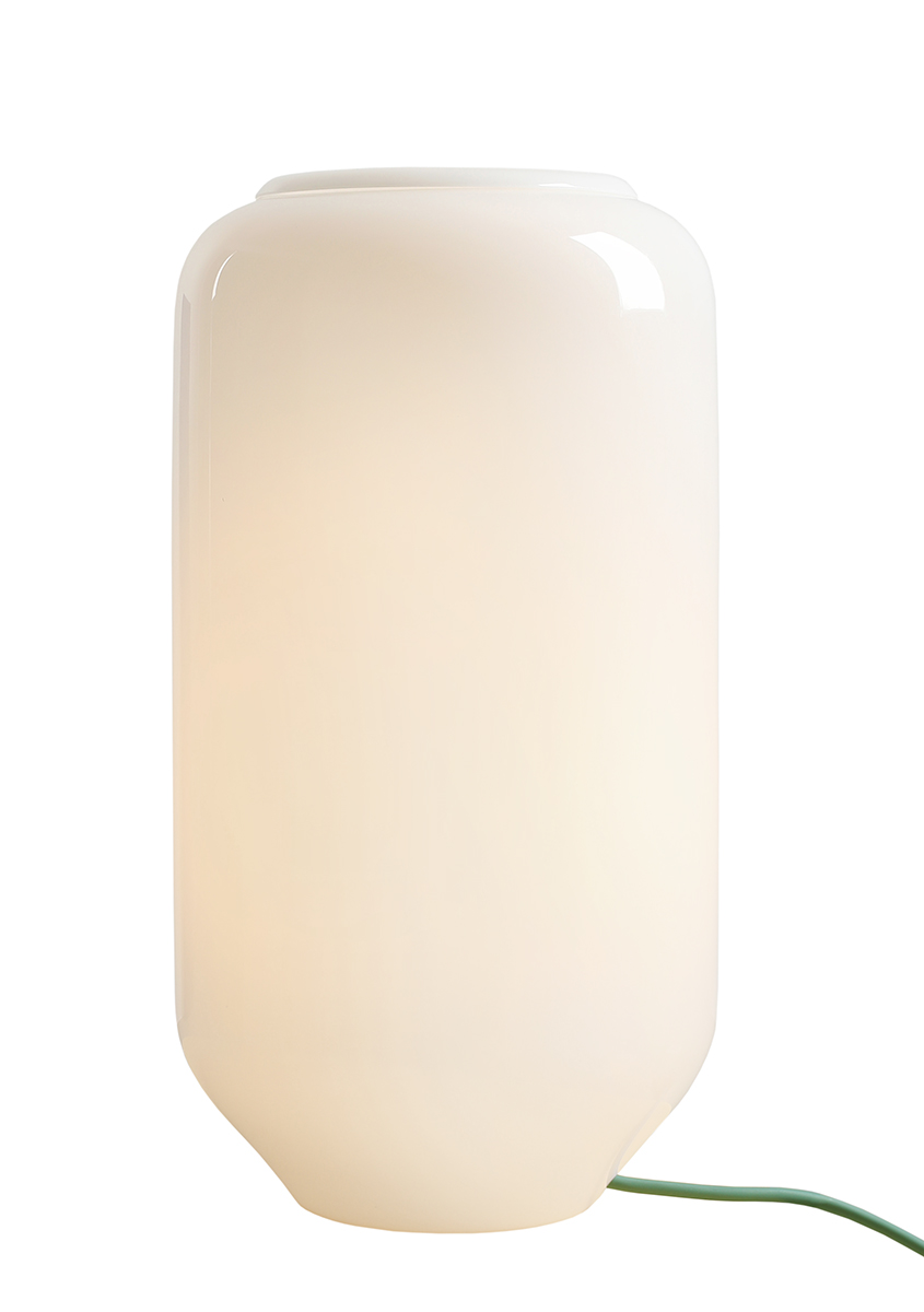 Flask 36cm Hvit/grønn bordlampe Fra Artera - Den høye, avrundede opalglasskjermen sprer et mykt og behagelig lys som skaper en varm og innbydende atmosfære.