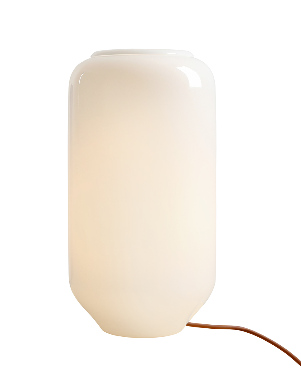 Flask 36cm Hvit/terrakotta bordlampe Fra Artera - Den høye, avrundede opalglasskjermen sprer et mykt og behagelig lys som skaper en varm og innbydende atmosfære.