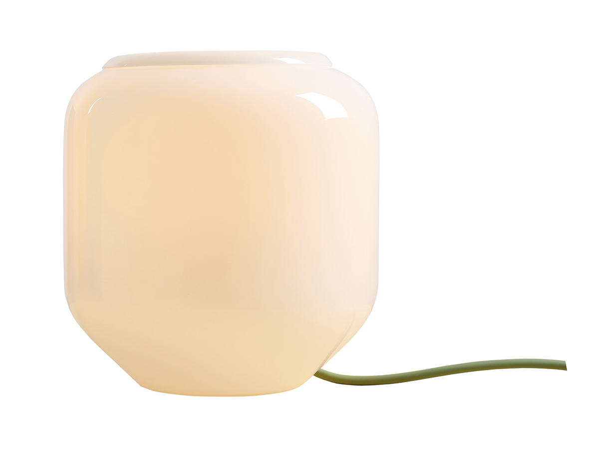 Flask 18cm Hvit/grønn bordlampe Fra Artera - Den salviegrønne ledningen er en fin fargerik detalj som gir lampen et harmonisk og lekent uttrykk.