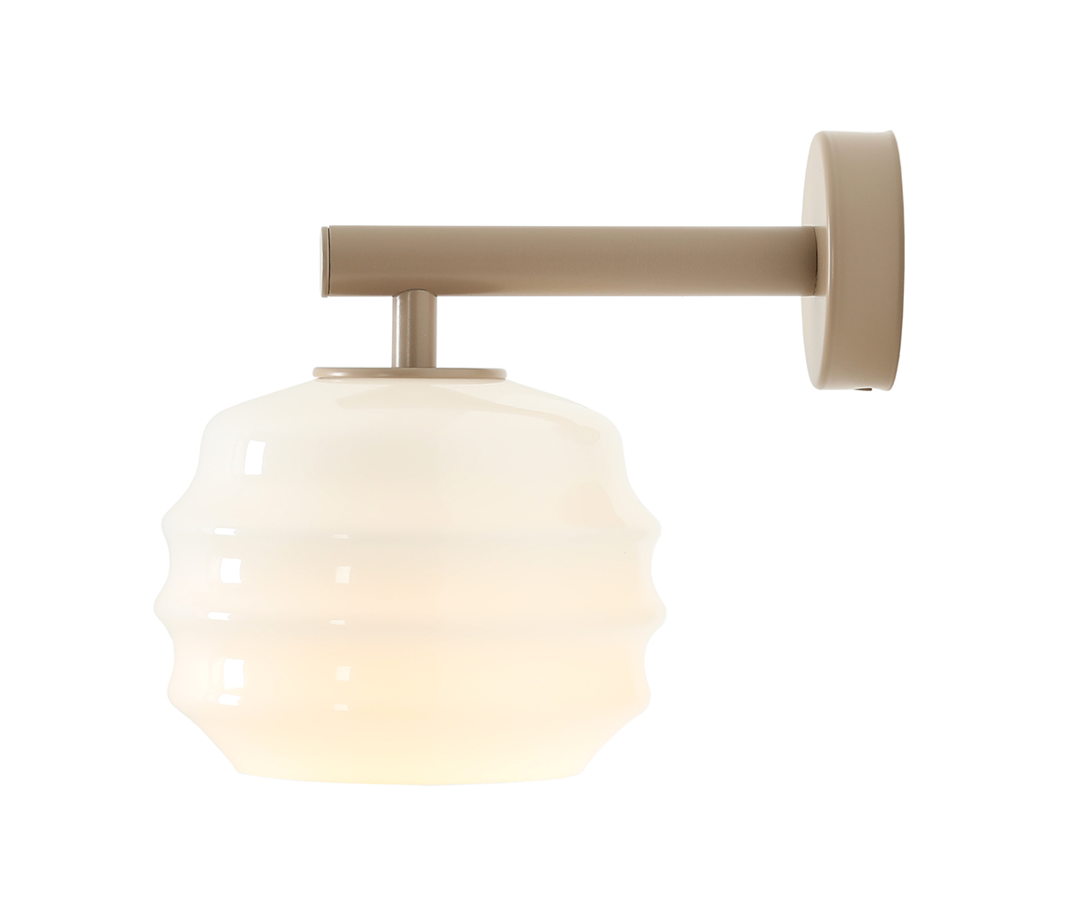 Puff 23cm Beige vegglampe Fra Artera - Den dekorative skjermen i hvitt opalglass har en bølget form som gir lampen et lekent og elegant uttrykk.