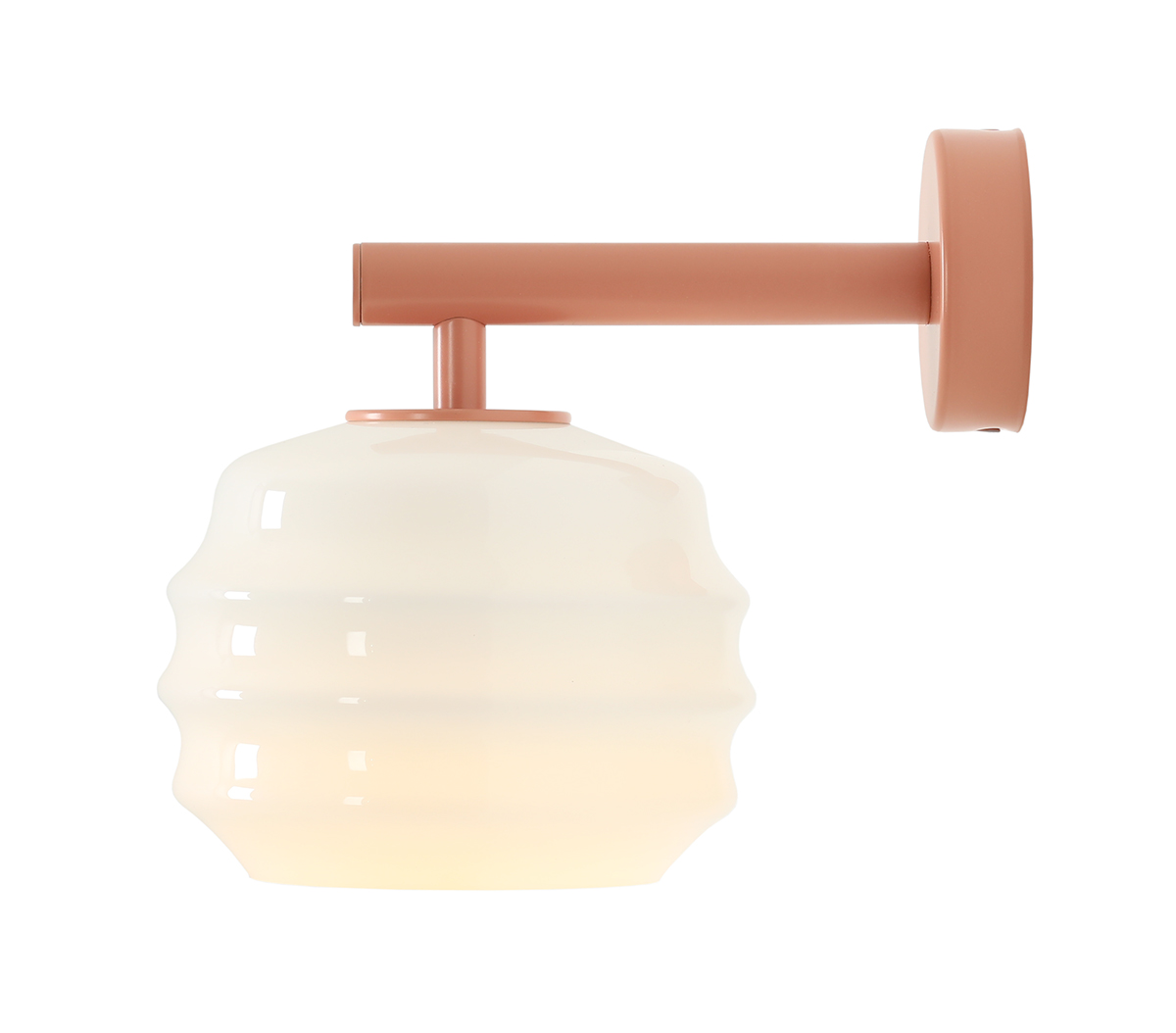 Puff 23cm Korall vegglampe Fra Artera - Den dekorative skjermen i hvitt opalglass har en bølget form som gir lampen et lekent og elegant uttrykk.