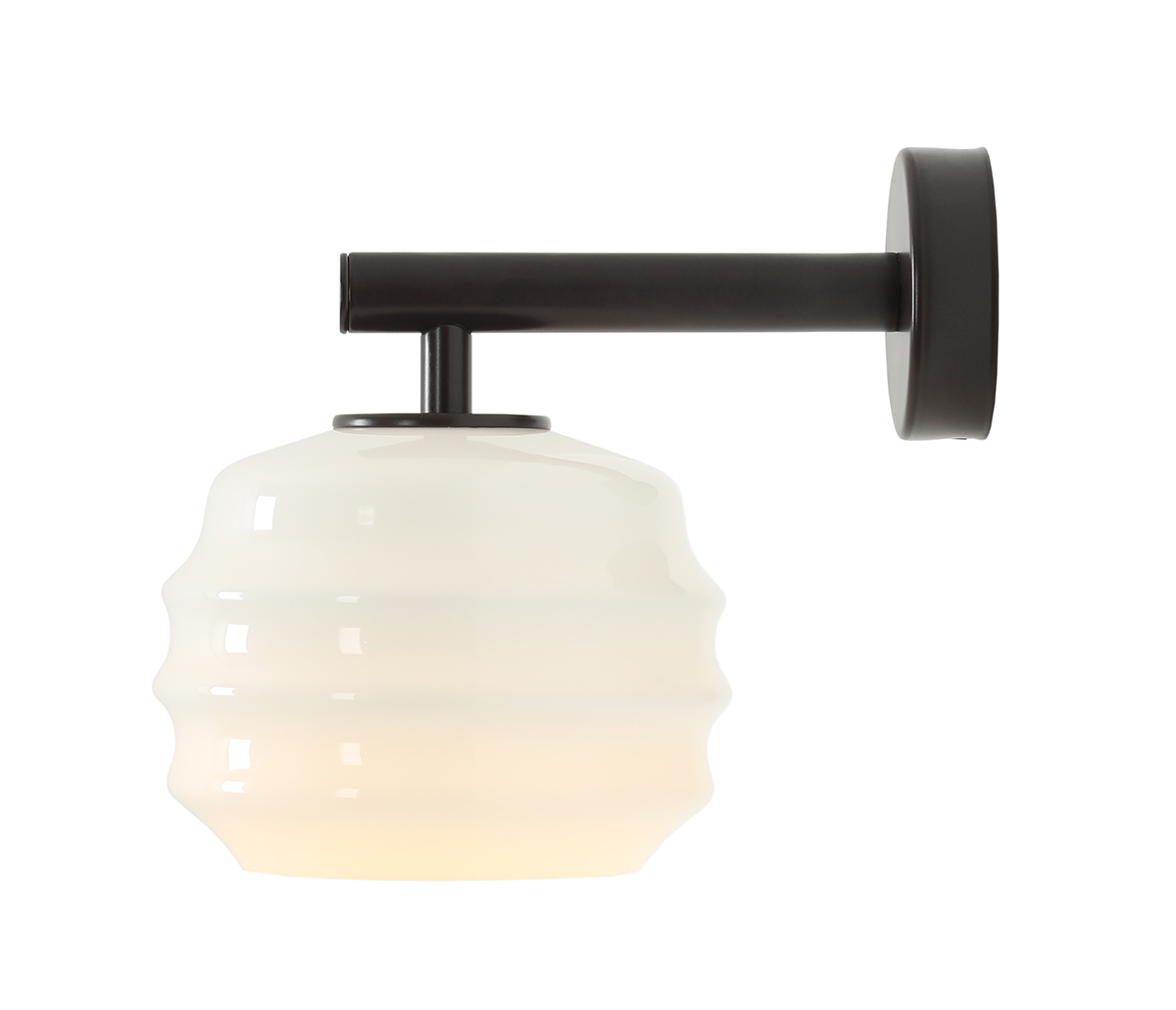 Puff 23cm Mørk brun vegglampe Fra Artera - Den dekorative skjermen i hvitt opalglass har en bølget form som gir lampen et lekent og elegant uttrykk.