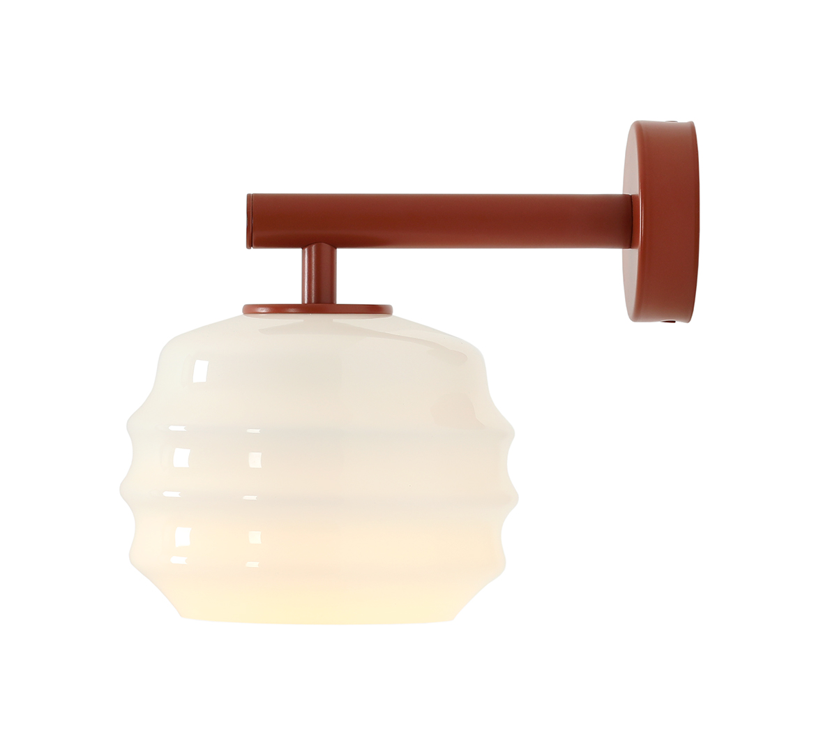 Puff 23cm Terrakotta vegglampe Fra Artera - Den dekorative skjermen i hvitt opalglass har en bølget form som gir lampen et lekent og elegant uttrykk.