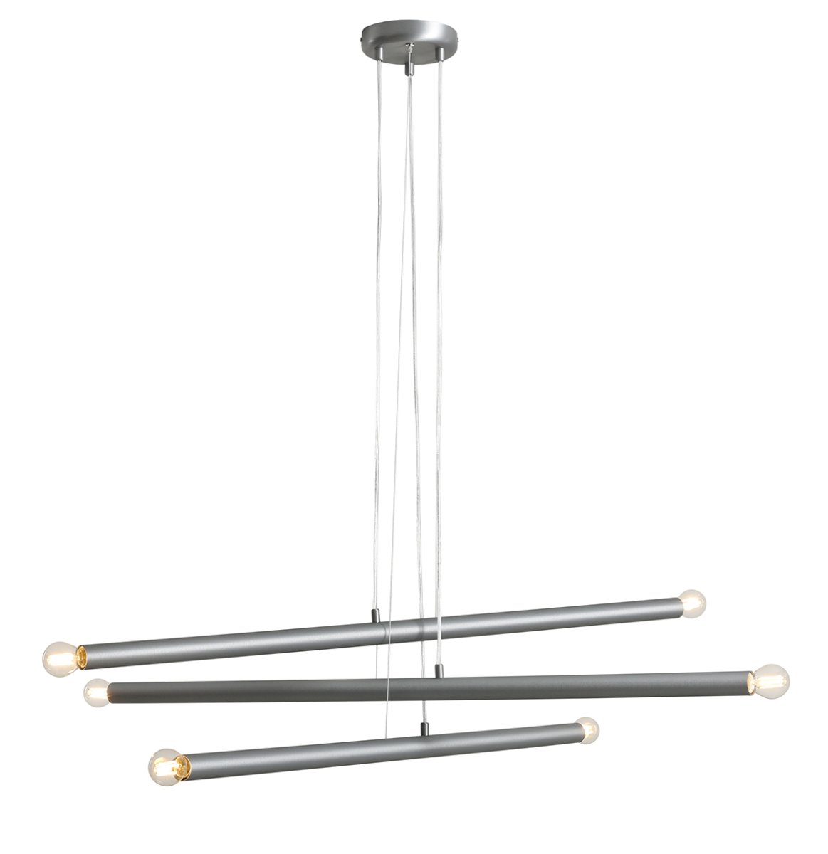 Tubo 6 100cm Stål Taklampe Fra Artera - Lampen best&aring;r av tre smale metallr&oslash;r i en elegant st&aring;lfinish, plassert i forskjellige h&oslash;yder og vinkler som skaper et spennende og luftig uttrykk.