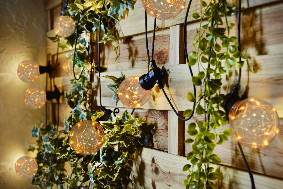 Garden micro-light Koblebar 10m Svart Fra Pixie Design - I tillegg til det er det en innebygd 5-trinns dimmer p&aring; transformatoren og en timer.