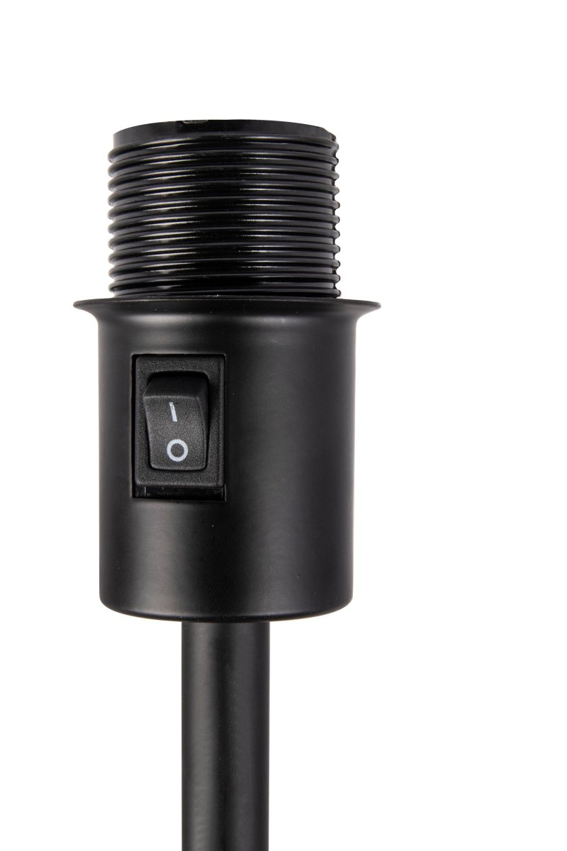 Matisse Hvit gulvlampe Fra Globen Lighting - Matisse har en plissert hvit tekstilskjerm og er dekorert med en matchende plissert metalltopp.