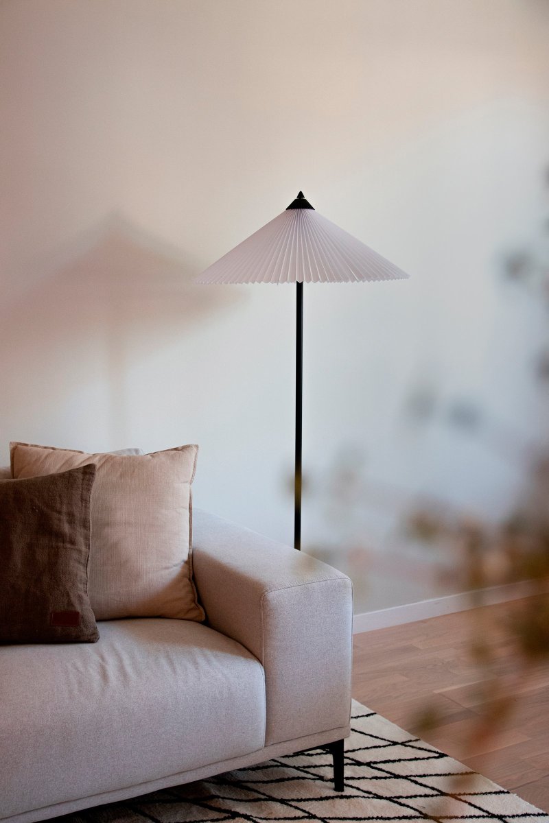 Matisse Hvit gulvlampe Fra Globen Lighting - Matisse har en plissert hvit tekstilskjerm og er dekorert med en matchende plissert metalltopp.