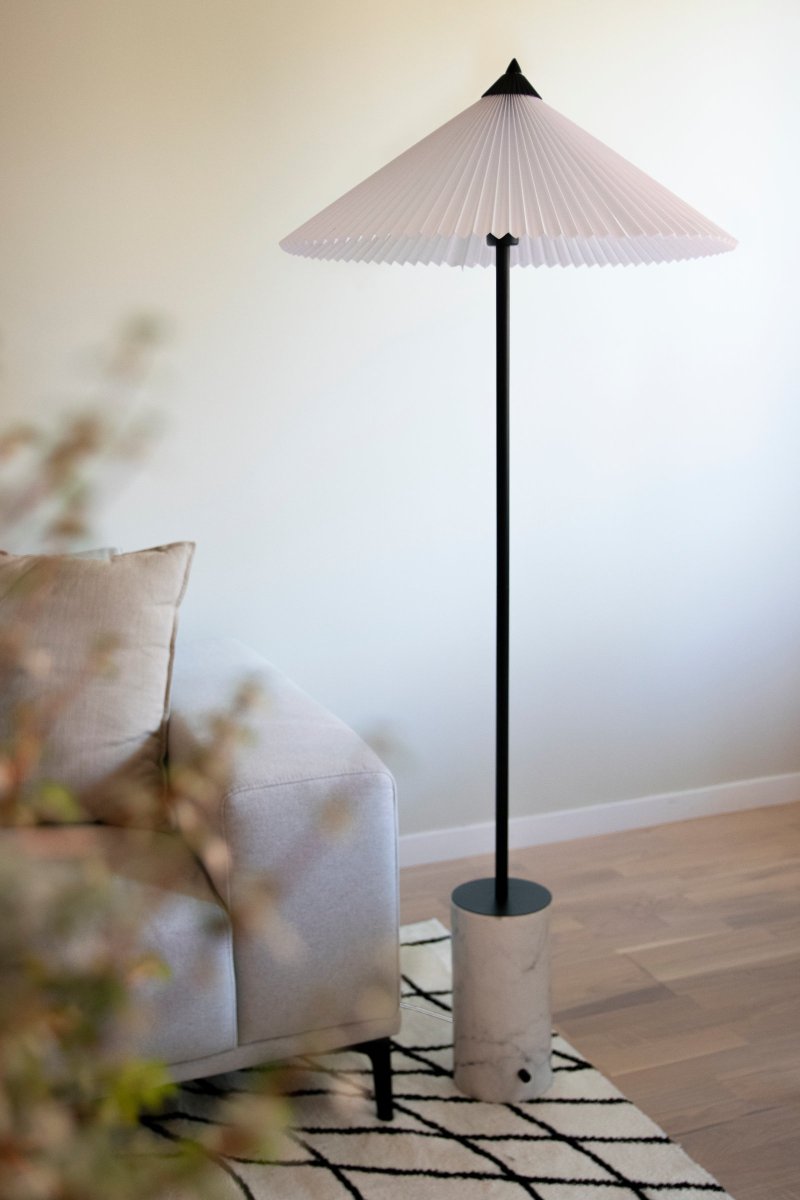 Matisse Hvit gulvlampe Fra Globen Lighting - Matisse har en plissert hvit tekstilskjerm og er dekorert med en matchende plissert metalltopp.