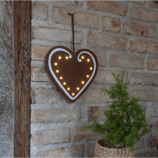 Merry Brun Fra Star Trading - Fin dekorasjon som er enkel &aring; plassere, skinner fint med en varm hvit gl&oslash;d og skaper julestemning.