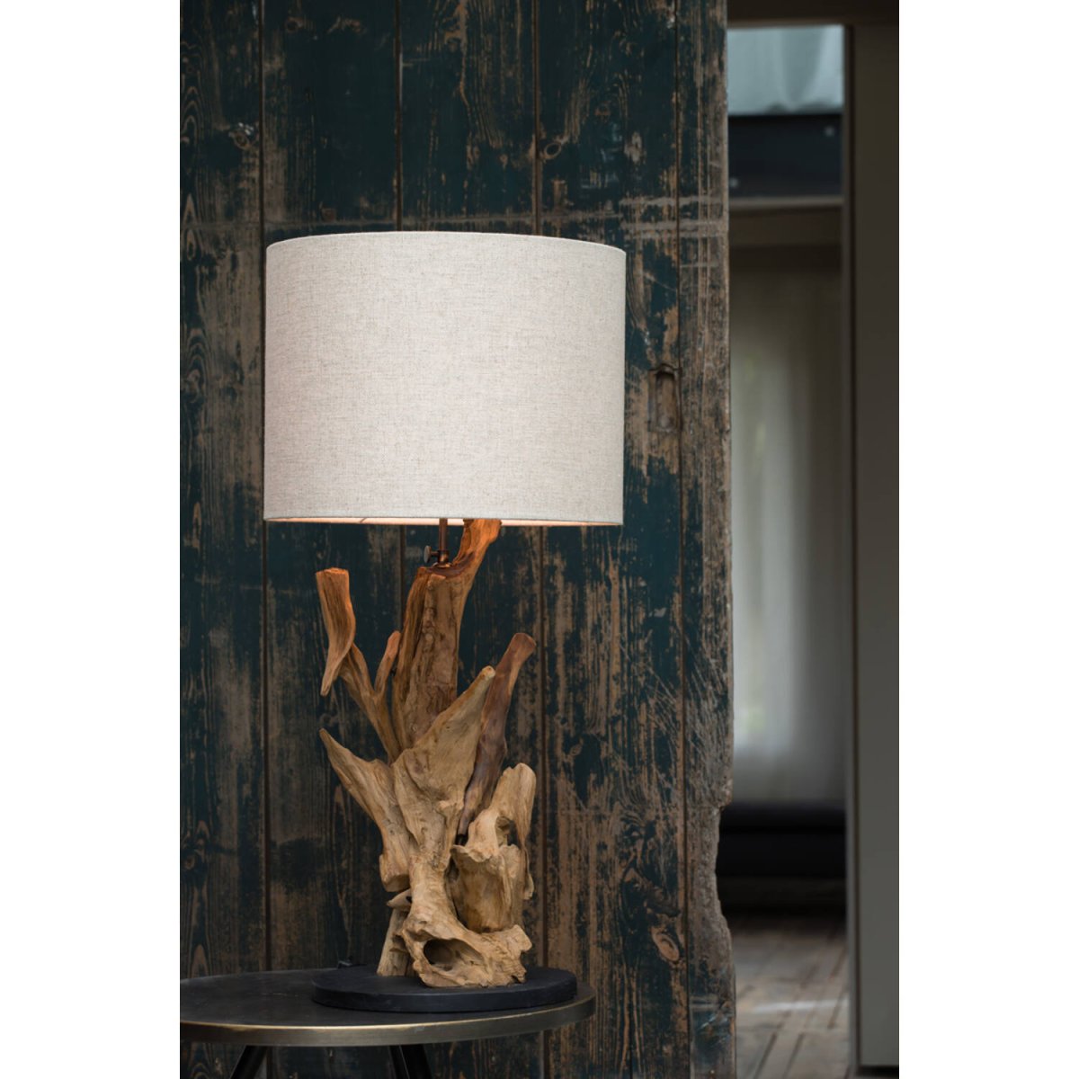 Ikal 50cm Tre lampefot Fra Light & Living - Laget av resirkulert teakrot gir denne lampefoten et kunstnerisk og organisk uttrykk som forvandler hvert rom til en harmonisk oase.