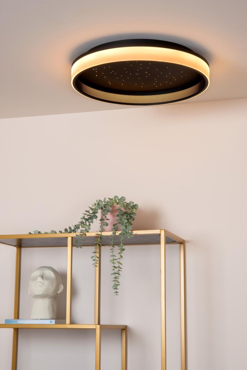 Estreja Ø40 Svart plafond Fra Lucide - Lampen har en diameter på 40 centimeter og er utstyrt med integrerte dimbare LED-lamper som sender ut et varmhvitt og koselig lys.