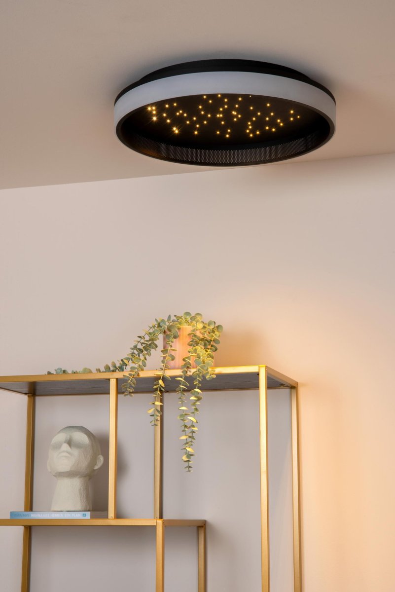 Estreja Ø40 Svart plafond Fra Lucide - Lampen har en diameter på 40 centimeter og er utstyrt med integrerte dimbare LED-lamper som sender ut et varmhvitt og koselig lys.