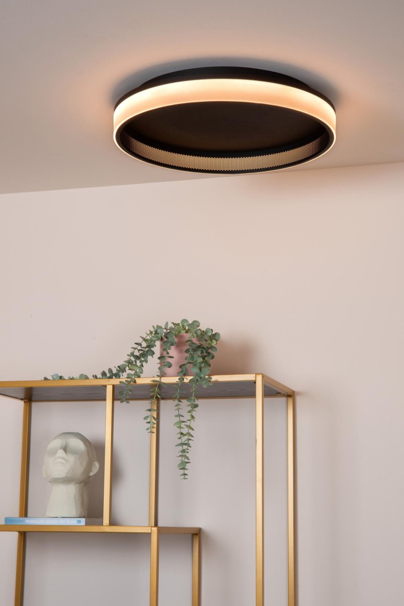 Estreja Ø40 Svart plafond Fra Lucide - Lampen har en diameter på 40 centimeter og er utstyrt med integrerte dimbare LED-lamper som sender ut et varmhvitt og koselig lys.