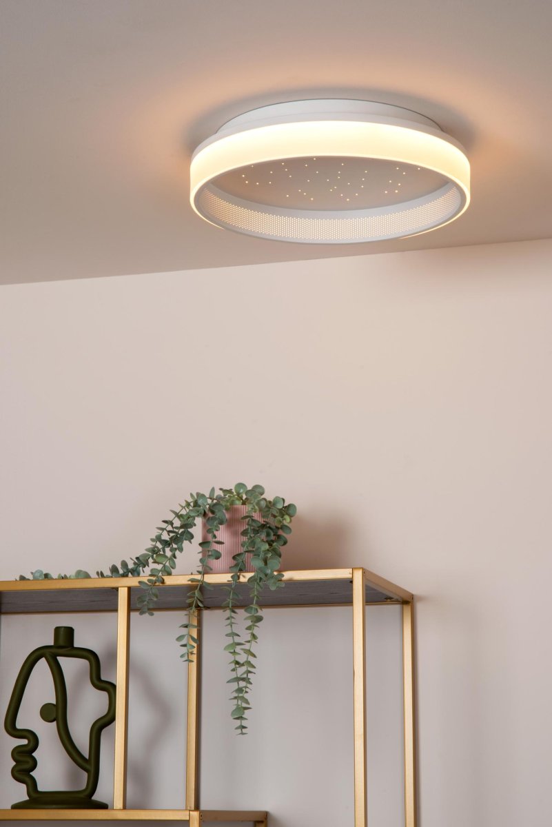 Estreja Ø40 Hvit plafond Fra Lucide - Lampen har en diameter på 40 centimeter og er utstyrt med integrerte dimbare LED-lamper som sender ut et varmhvitt og koselig lys.