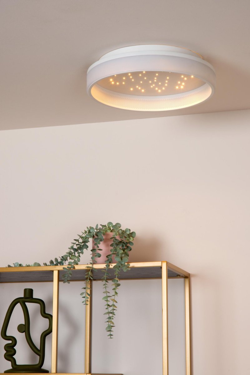 Estreja Ø40 Hvit plafond Fra Lucide - Lampen har en diameter på 40 centimeter og er utstyrt med integrerte dimbare LED-lamper som sender ut et varmhvitt og koselig lys.