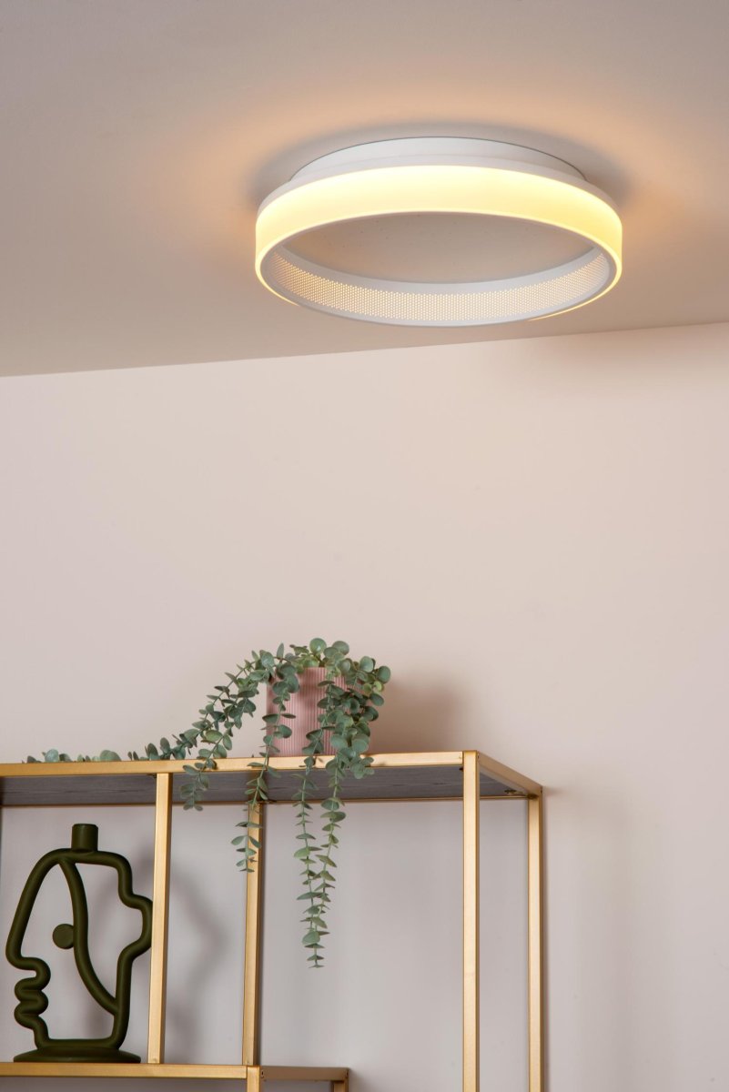 Estreja Ø40 Hvit plafond Fra Lucide - Lampen har en diameter på 40 centimeter og er utstyrt med integrerte dimbare LED-lamper som sender ut et varmhvitt og koselig lys.