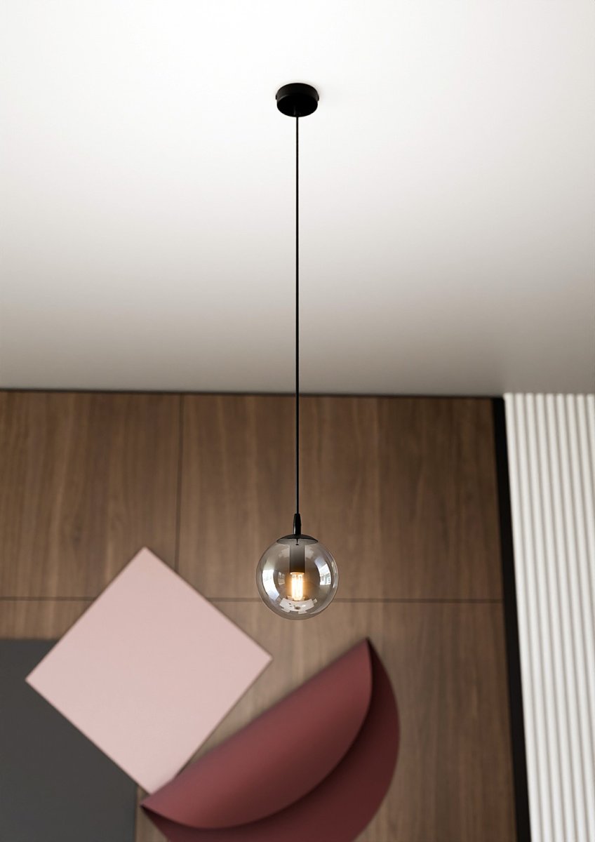 Cosmo Ø12 Røykfarget Taklampe Fra Emibig Lighting - Den er perfekt for høye lofter, og fremhever vakkert deres moderne karakter samtidig som den gir vakker belysning.