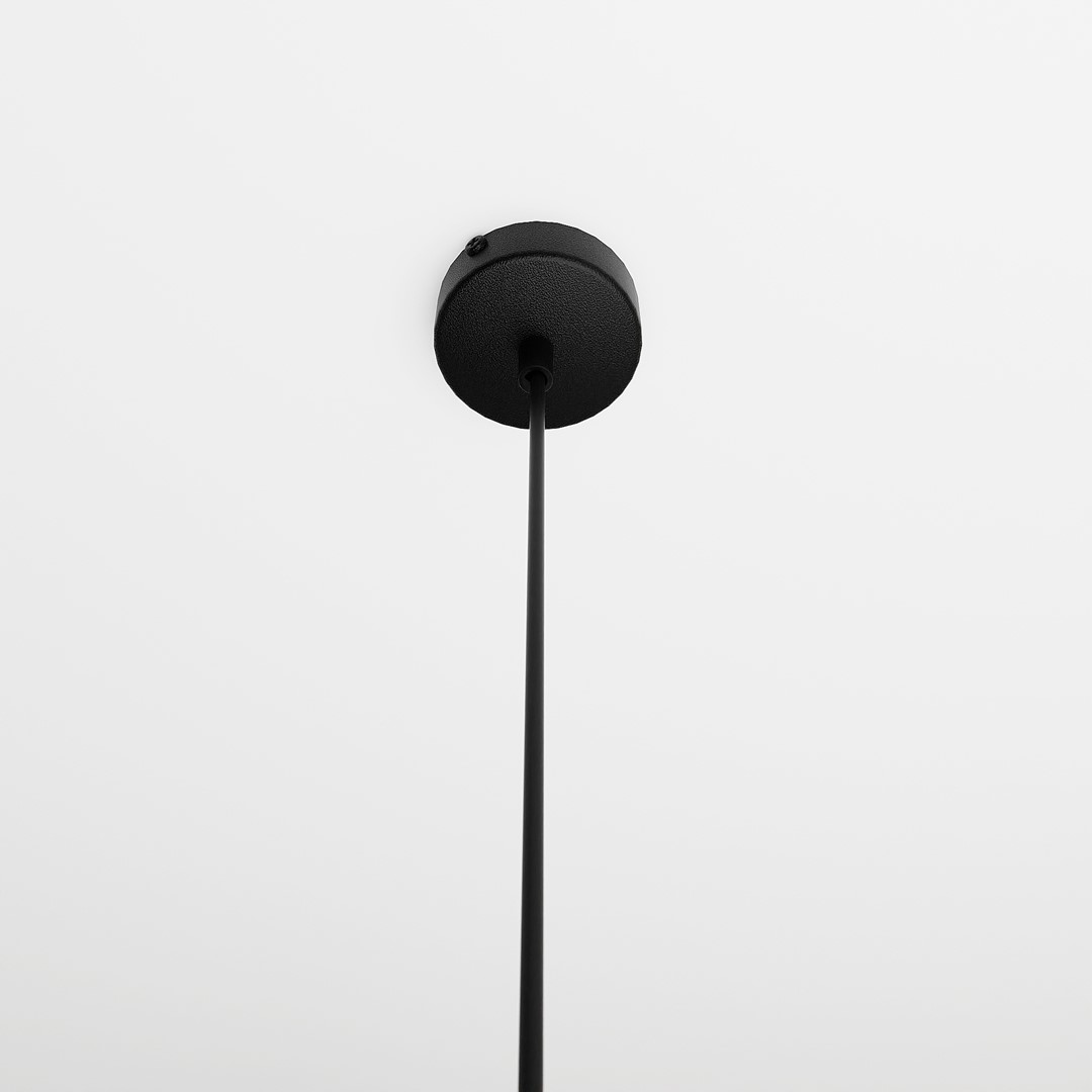 Cosmo Ø12 Røykfarget Taklampe Fra Emibig Lighting - Den er perfekt for høye lofter, og fremhever vakkert deres moderne karakter samtidig som den gir vakker belysning.