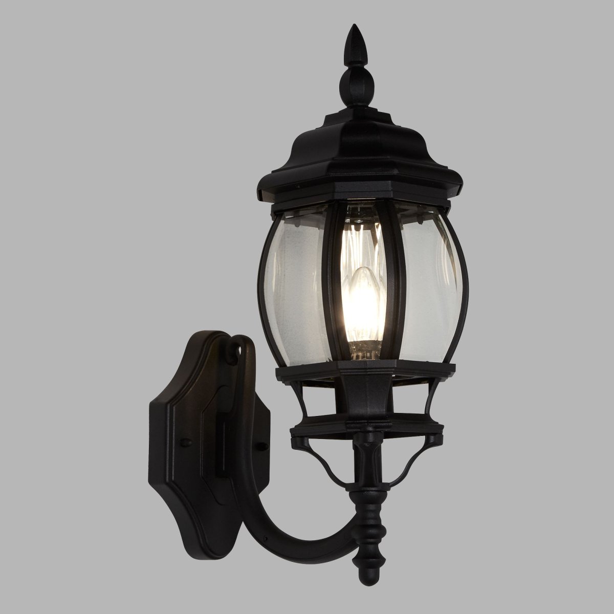 Bel Aire Svart utendørslampe Fra Searchlight - Med inspirasjon fra tradisjonelle lykter kombinerer den en robust konstruksjon med stilige detaljer og klart glass som gir et varmt og innbydende lys.