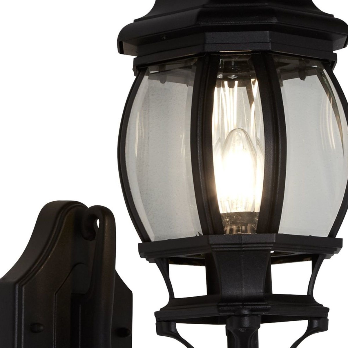 Bel Aire Svart utendørslampe Fra Searchlight - Med inspirasjon fra tradisjonelle lykter kombinerer den en robust konstruksjon med stilige detaljer og klart glass som gir et varmt og innbydende lys.