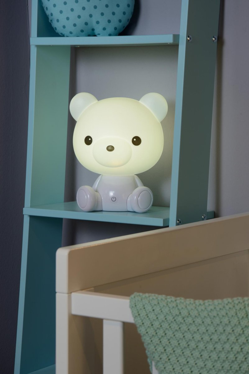 Dodo Bear Hvit barnelampe Fra Lucide - Denne bordlampen med dyremotiv, med det koselige navnet Dodo, vil gi barna dine søte drømmer.