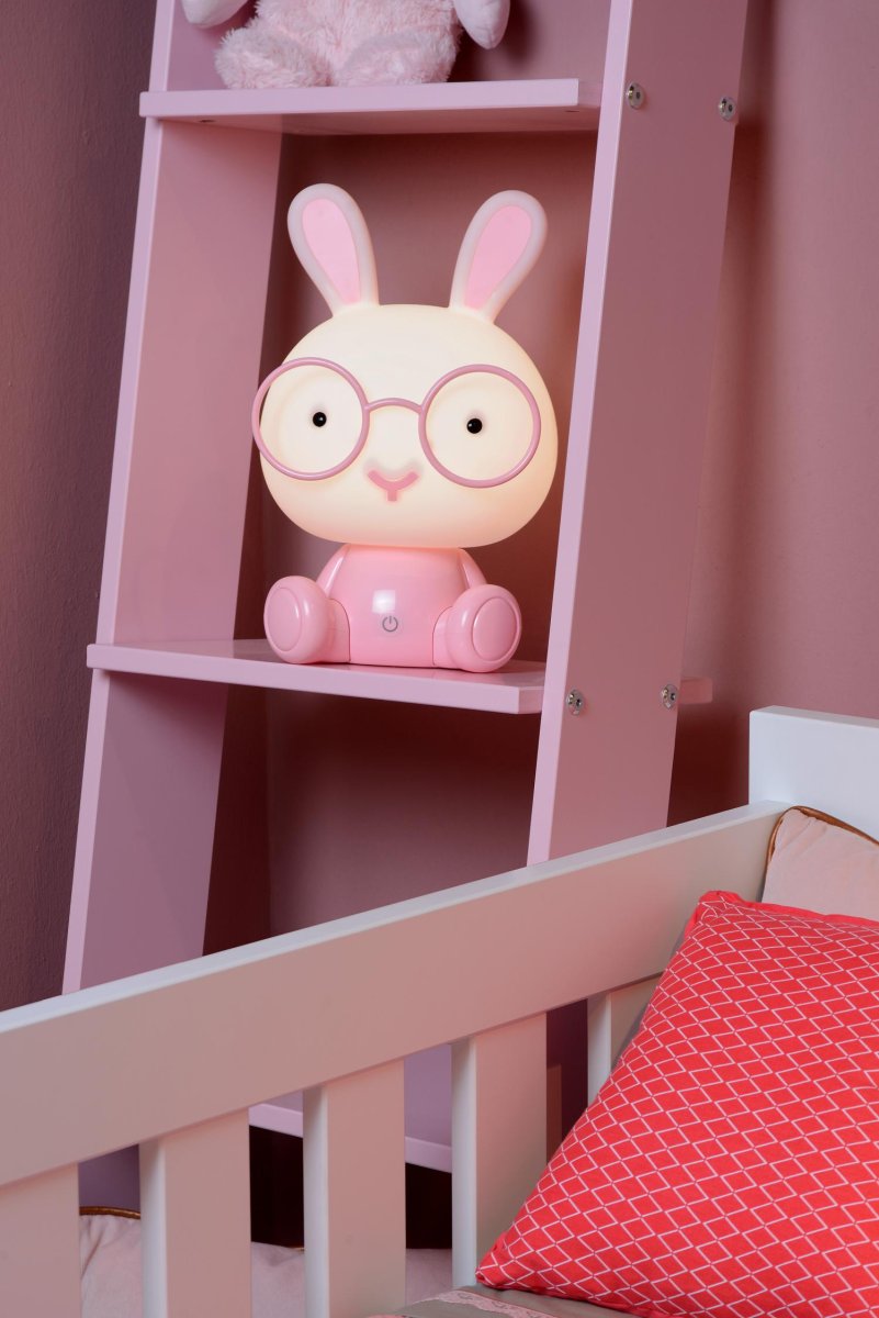 Dodo Rabbit Rosa barnelampe Fra Lucide - Denne bordlampen med dyremotiv, med det koselige navnet Dodo, vil gi barna dine søte drømmer.