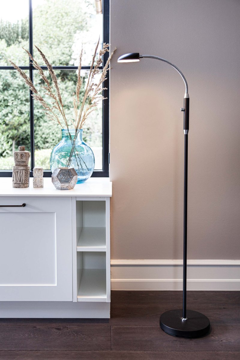 Vegas 1 Svart gulvlampe Fra Halo Design - Vegas er en elegant og funksjonell gulvlampe som kombinerer moderne design med praktisk belysning.