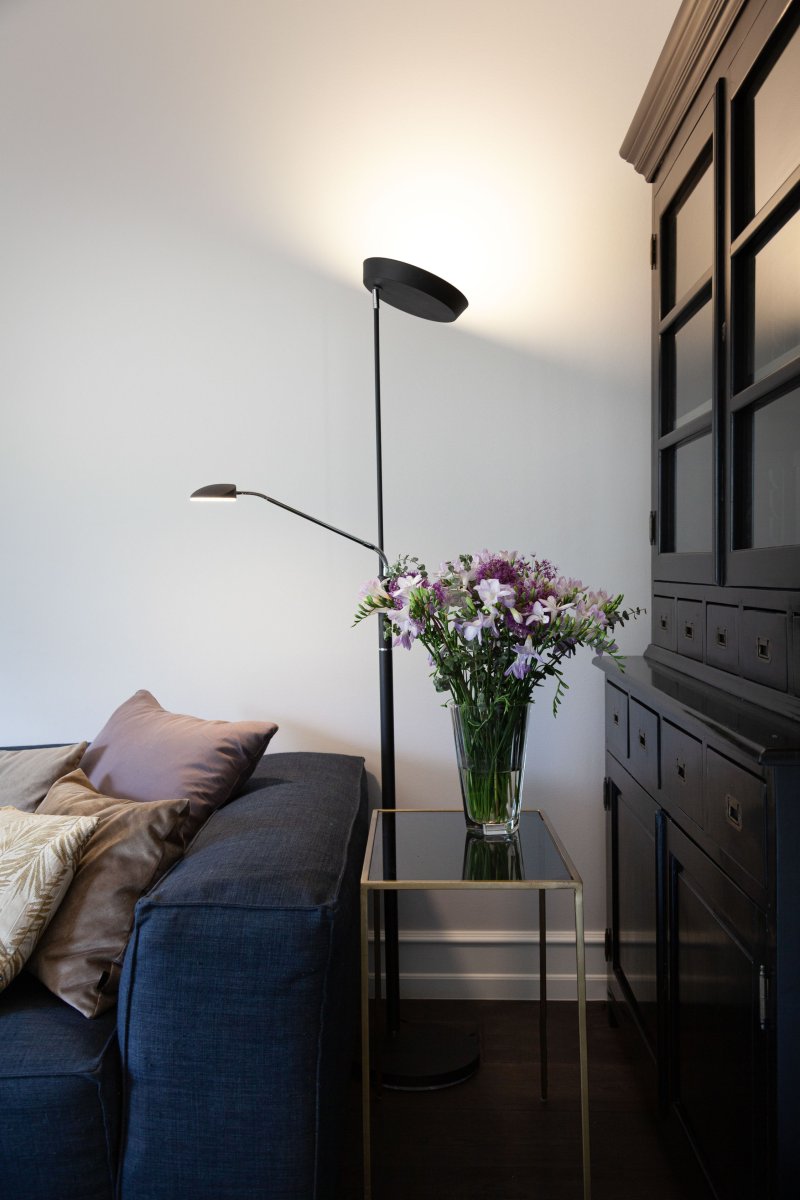 Vegas Svart gulvlampe Fra Halo Design - Vegas er det perfekte valget for de som leter etter en praktisk og elegant løsning for både atmosfære og oppløsning.