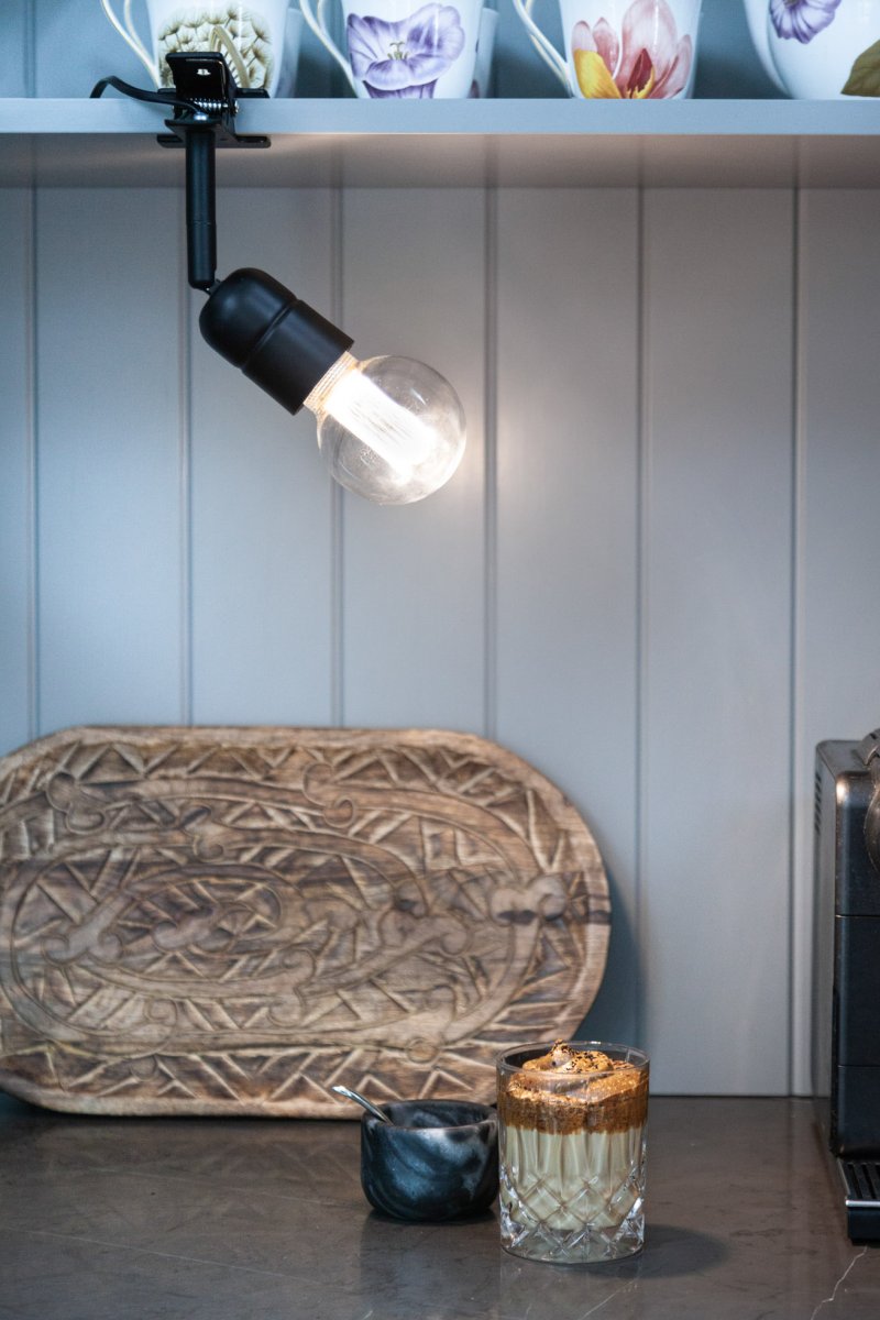 Elegance Svart klemmelampe Fra Halo Design - Elegance er en enkel og stilig klemmelampe laget av svart metall.