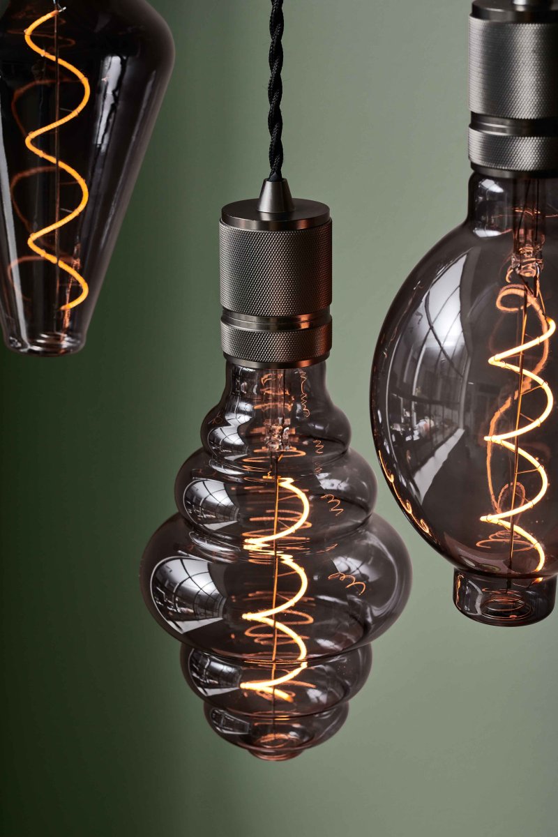 Halo Ø5 Mørk grå Taklampe Fra Halo Design - Den vridde tekstilkabelen gir en eksklusiv f&oslash;lelse, mens den synlige lyskilden gir en varm og innbydende gl&oslash;d.