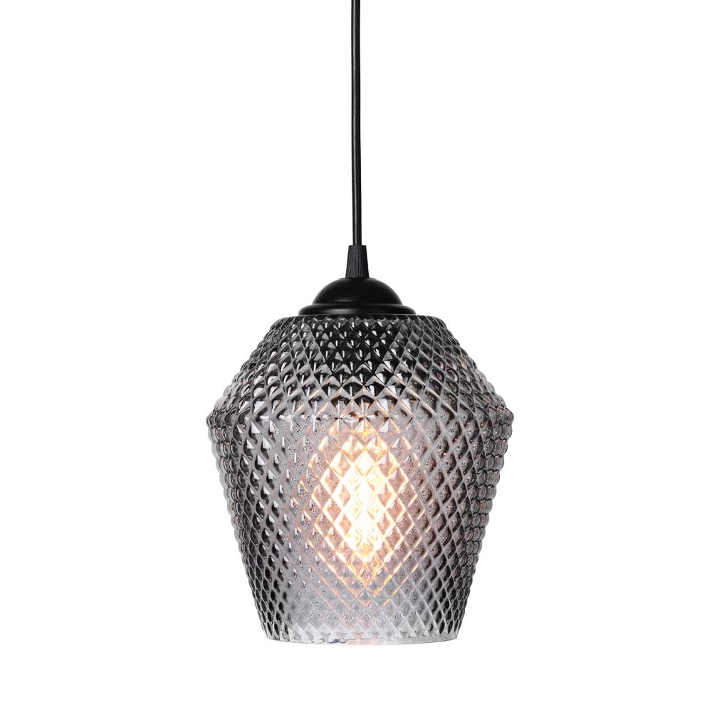 Nobb Ø17 Røyk Taklampe Fra Halo Design - Den sorte fjæringen gir en moderne kontrast og gjør at Nobb smelter inn i både klassiske og trendy miljøer.