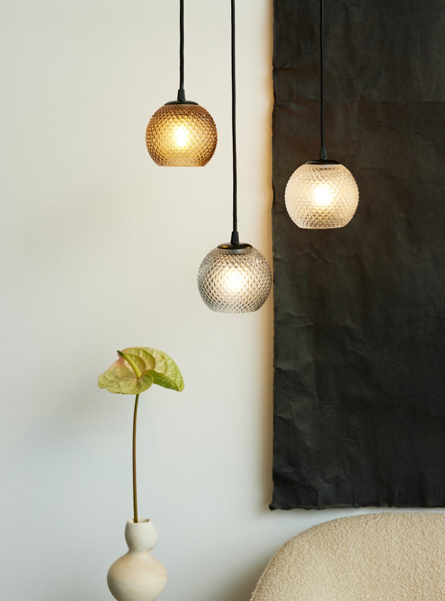 Nobb Ø12 Klar Taklampe Fra Halo Design - Den sorte fj&aelig;ringen gir en moderne kontrast og gj&oslash;r at Nobb smelter inn i b&aring;de klassiske og trendy milj&oslash;er.