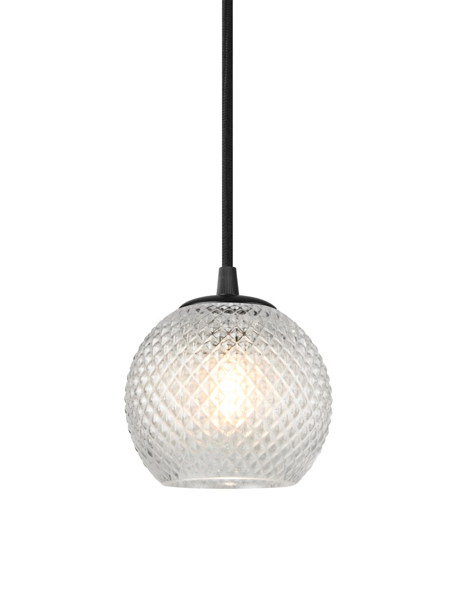 Nobb Ø12 Klar Taklampe Fra Halo Design - Den sorte fj&aelig;ringen gir en moderne kontrast og gj&oslash;r at Nobb smelter inn i b&aring;de klassiske og trendy milj&oslash;er.