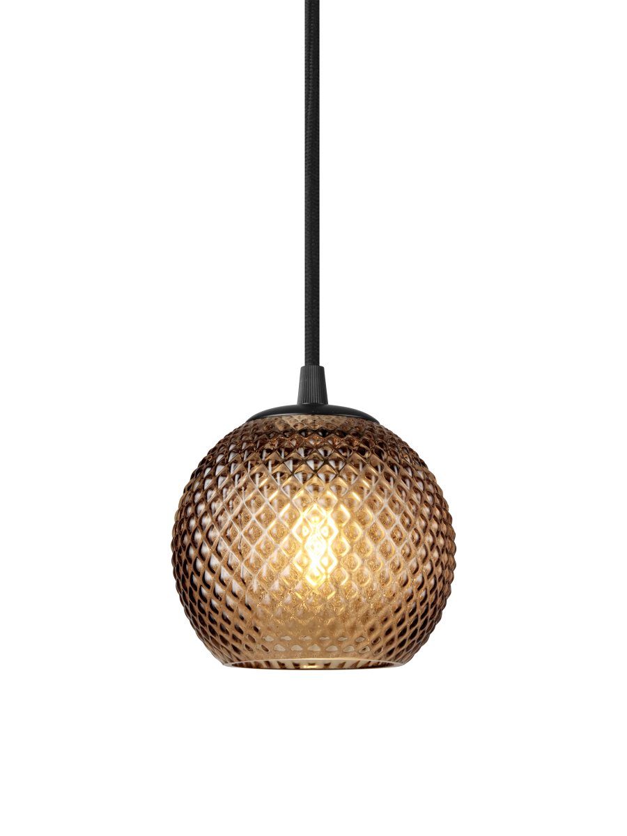 Nobb Ø12 Rav Taklampe Fra Halo Design - Den sorte fj&aelig;ringen gir en moderne kontrast og gj&oslash;r at Nobb smelter inn i b&aring;de klassiske og trendy milj&oslash;er.
