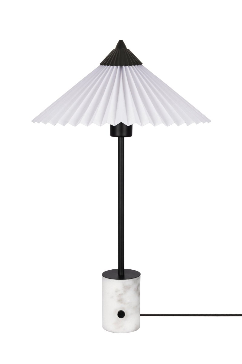 Matisse 50cm Hvit bordlampe Fra Globen Lighting - Lampen har en plissert hvit tekstilskjerm og er dekorert med en matchende plissert topp i matt sortlakkert metall.