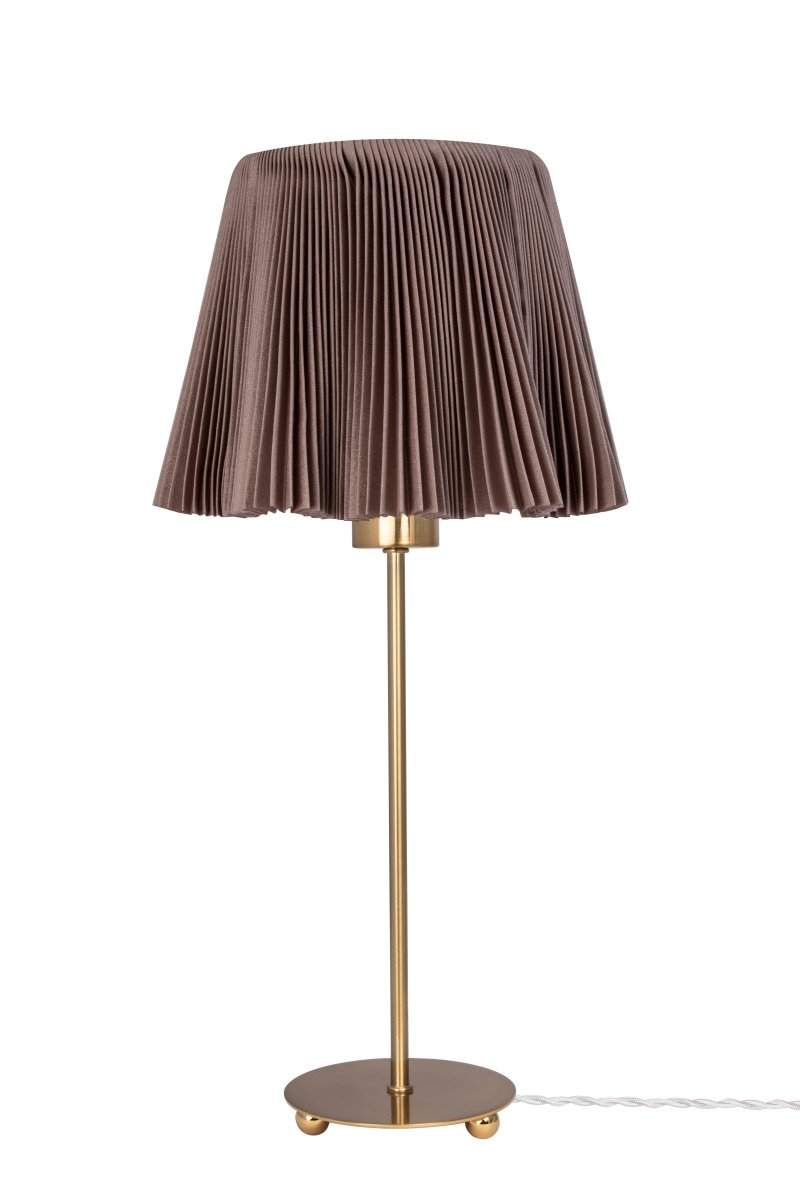 Edith 50cm Brun bordlampe Fra Globen Lighting - Edith har en nyanse av kremhvit plissert tekstil med vakker glans og fint fall takket v&aelig;re det velstore tekstilet.