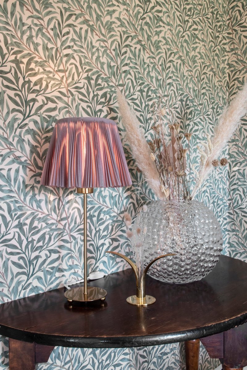 Edith 50cm Brun bordlampe Fra Globen Lighting - Edith har en nyanse av kremhvit plissert tekstil med vakker glans og fint fall takket v&aelig;re det velstore tekstilet.