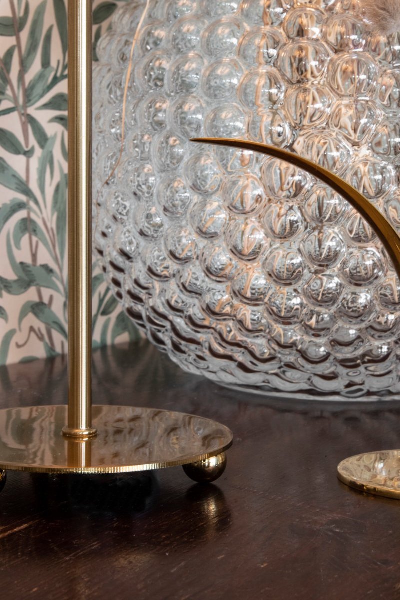 Edith 50cm Brun bordlampe Fra Globen Lighting - Edith har en nyanse av kremhvit plissert tekstil med vakker glans og fint fall takket v&aelig;re det velstore tekstilet.