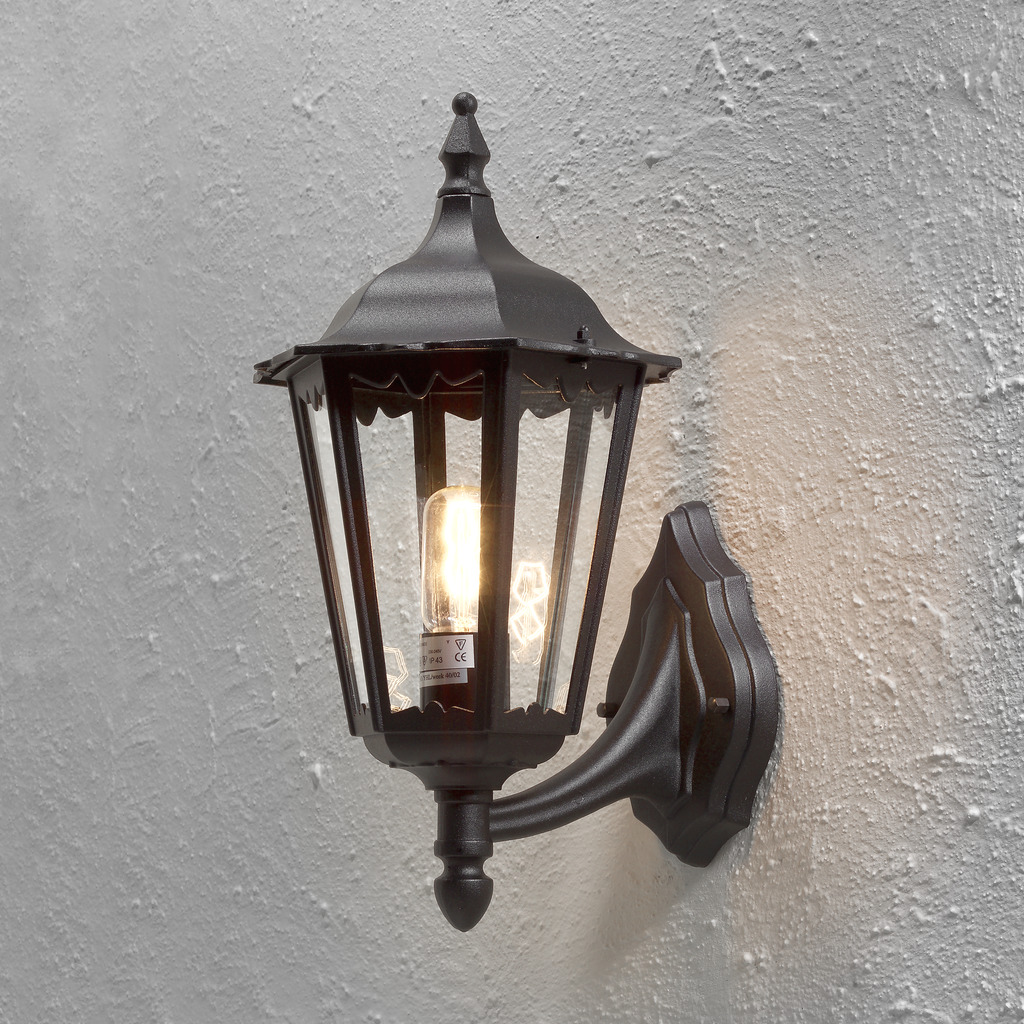 Firenze Svart utendørslampe Fra Konstsmide - Gi fasaden din et klassisk og sofistikert utseende med denne stilige vegglampen i svart finish!