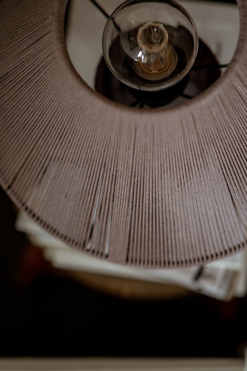 Anna 32cm Brun bordlampe Fra Globen Lighting - Tr&aring;den som lampen best&aring;r av er viklet for h&aring;nd, noe som gj&oslash;r at det ligger et massivt h&aring;ndverk bak denne lampen som b&aring;de tar tid og skaper en fin helhet.