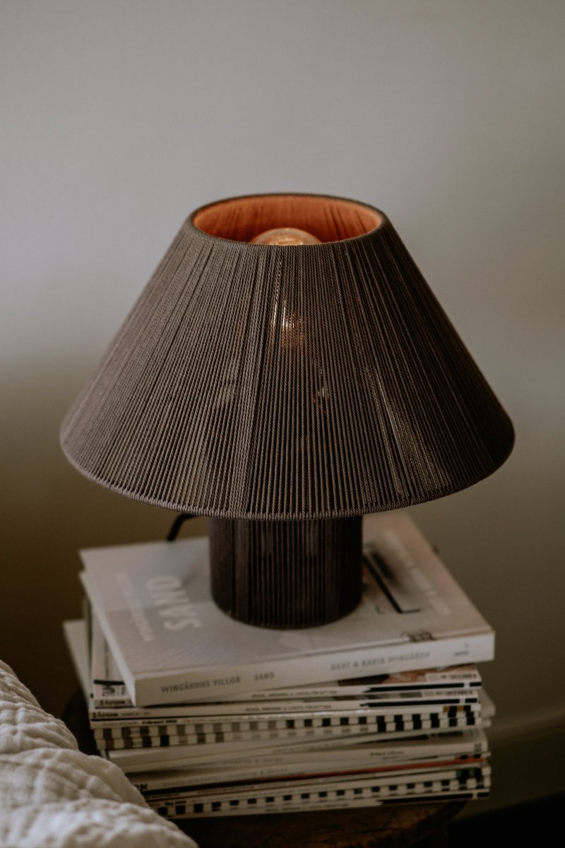 Anna 32cm Brun bordlampe Fra Globen Lighting - Tr&aring;den som lampen best&aring;r av er viklet for h&aring;nd, noe som gj&oslash;r at det ligger et massivt h&aring;ndverk bak denne lampen som b&aring;de tar tid og skaper en fin helhet.