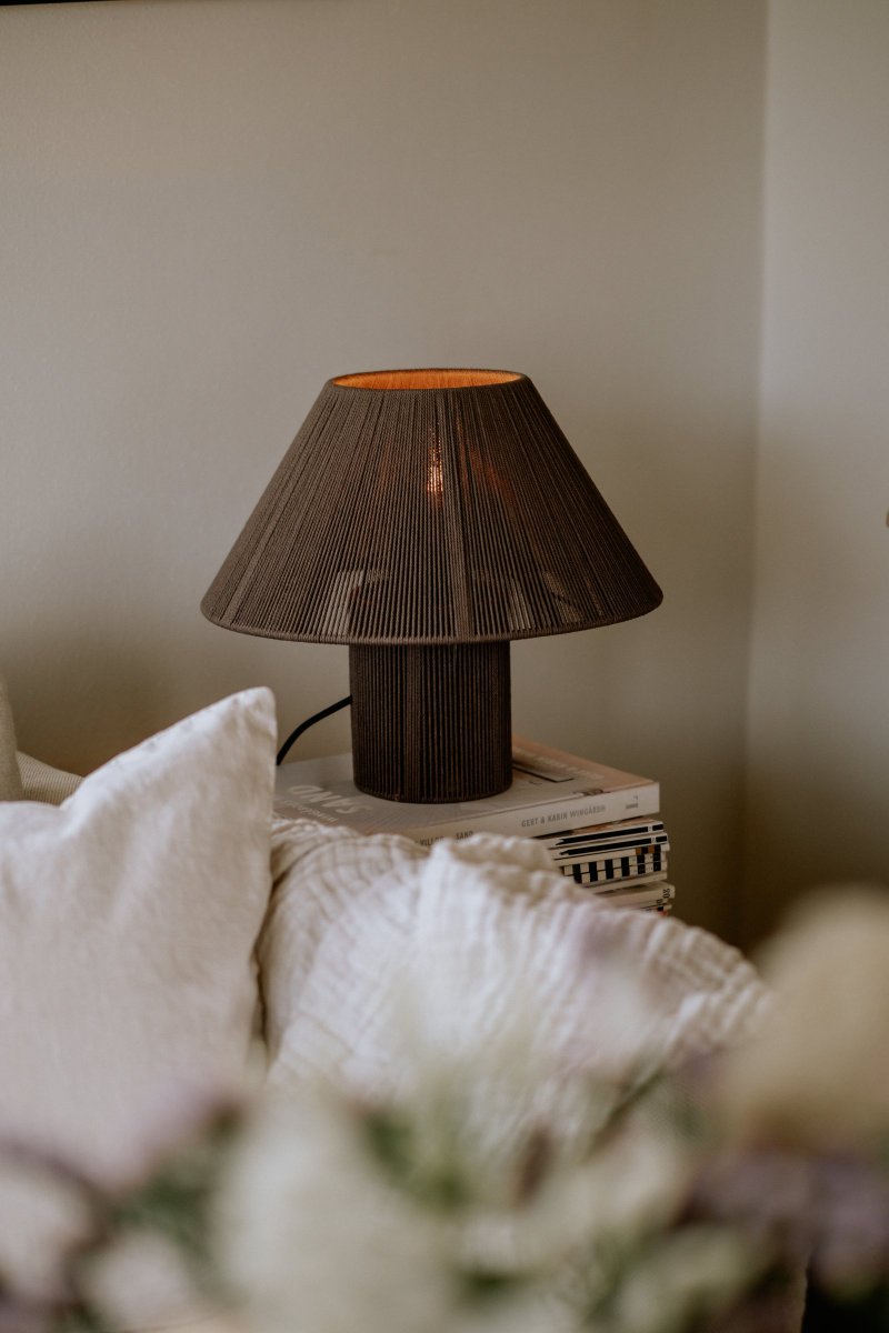 Anna 32cm Brun bordlampe Fra Globen Lighting - Tr&aring;den som lampen best&aring;r av er viklet for h&aring;nd, noe som gj&oslash;r at det ligger et massivt h&aring;ndverk bak denne lampen som b&aring;de tar tid og skaper en fin helhet.